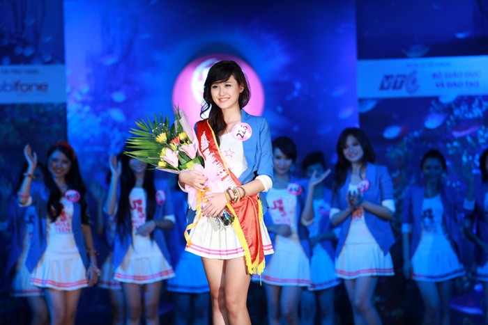 Hà Lade từng giành được giải thưởng Ngôi sao Thời trang (Miss Teen 2011). Cô cũng là teen model nổi tiếng và thường xuyên tham gia các sự kiện, hoạt động dành cho giới trẻ. >>BẤM ĐÂY XEM CẬP NHẬT ĐIỂM THI ĐẠI HỌC, CAO ĐẲNG NHANH NHẤT 2012